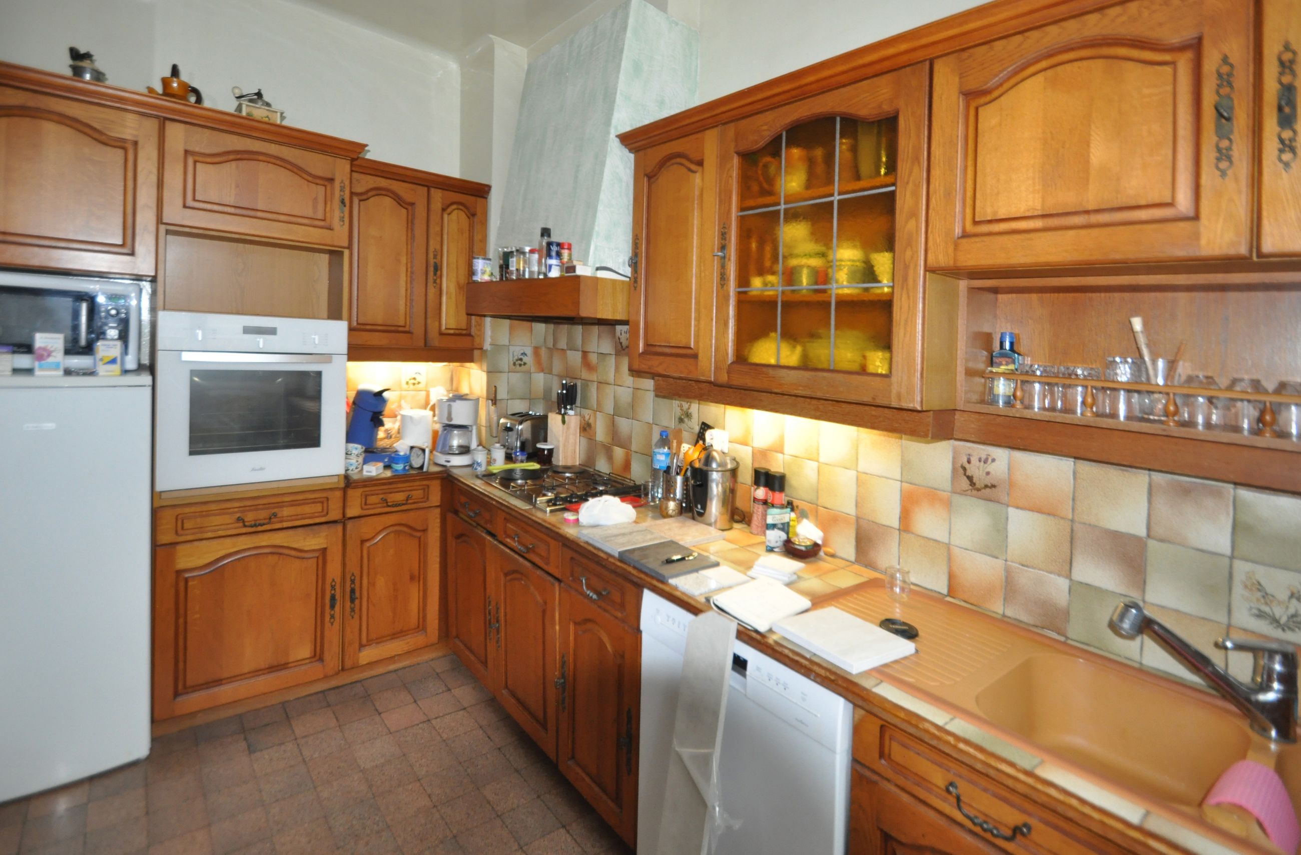 Comment moderniser et relooker une cuisine rustique en chêne
